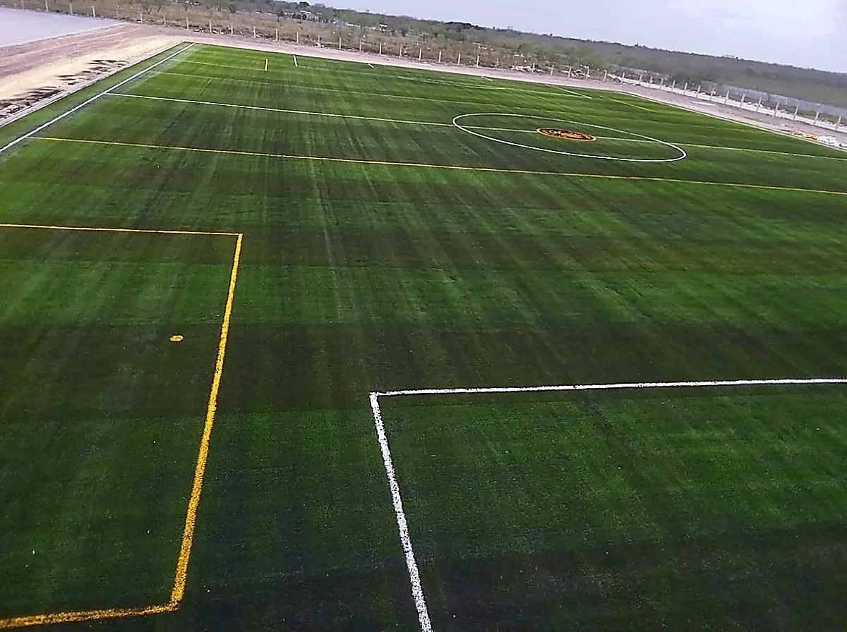 Detalle del pasto sintético de la cancha de fútbol soccer en Matamoros, Tamaulipas