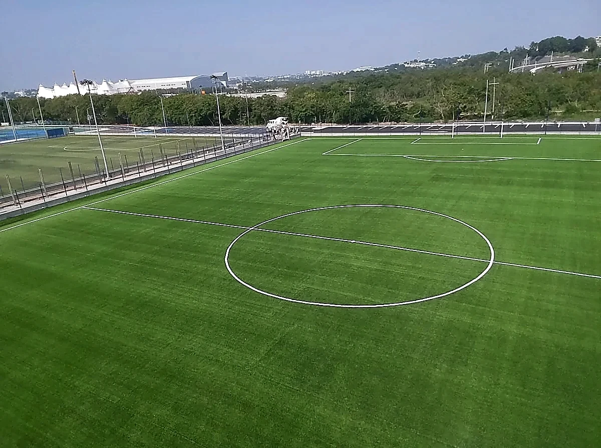 Cancha de fútbol soccer con pasto sintético en Unidad Deportiva de Tampico, Tamaulipas: líneas de juego insertadas en el pasto