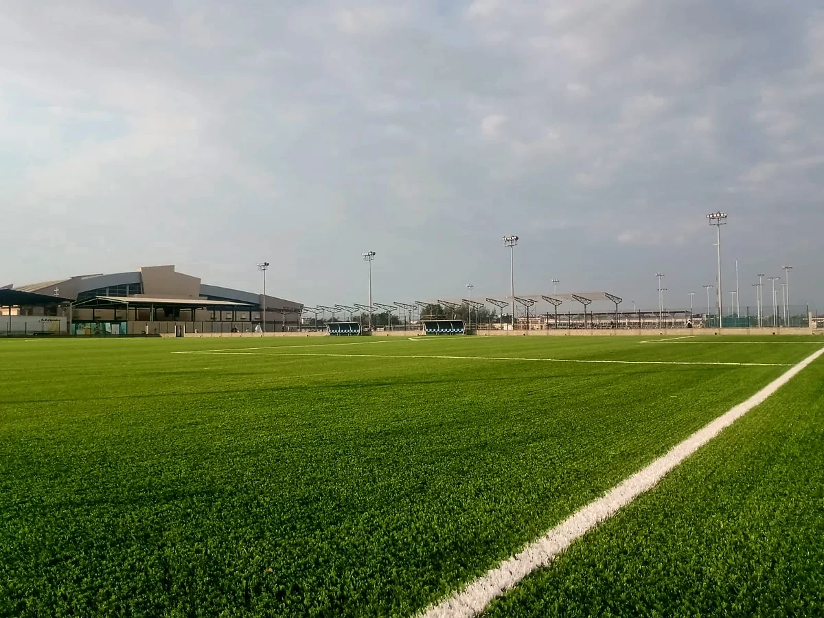 Cancha de fútbol soccer con pasto sintético en Unidad Deportiva de Tampico, Tamaulipas: otra vista de la cancha