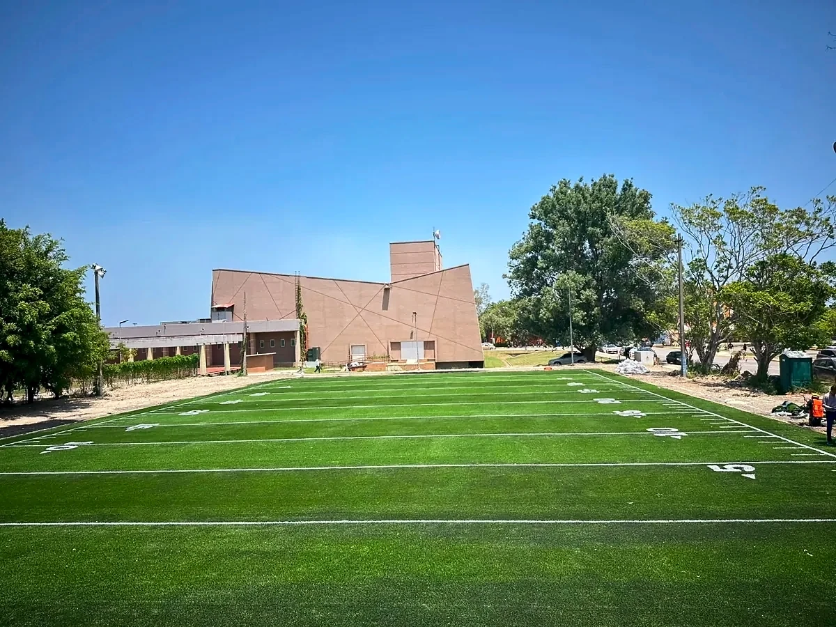 Vista general del campo de fútbol americano con pasto sintético en la UAT, Tampico