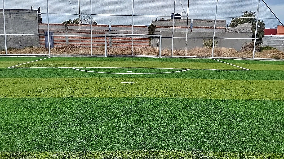 Cancha de fútbol 7 con pasto sintético en Seven vs Seven, Tlaxcala, Tlaxcala: pasto sintético deportivo recién cepillado
