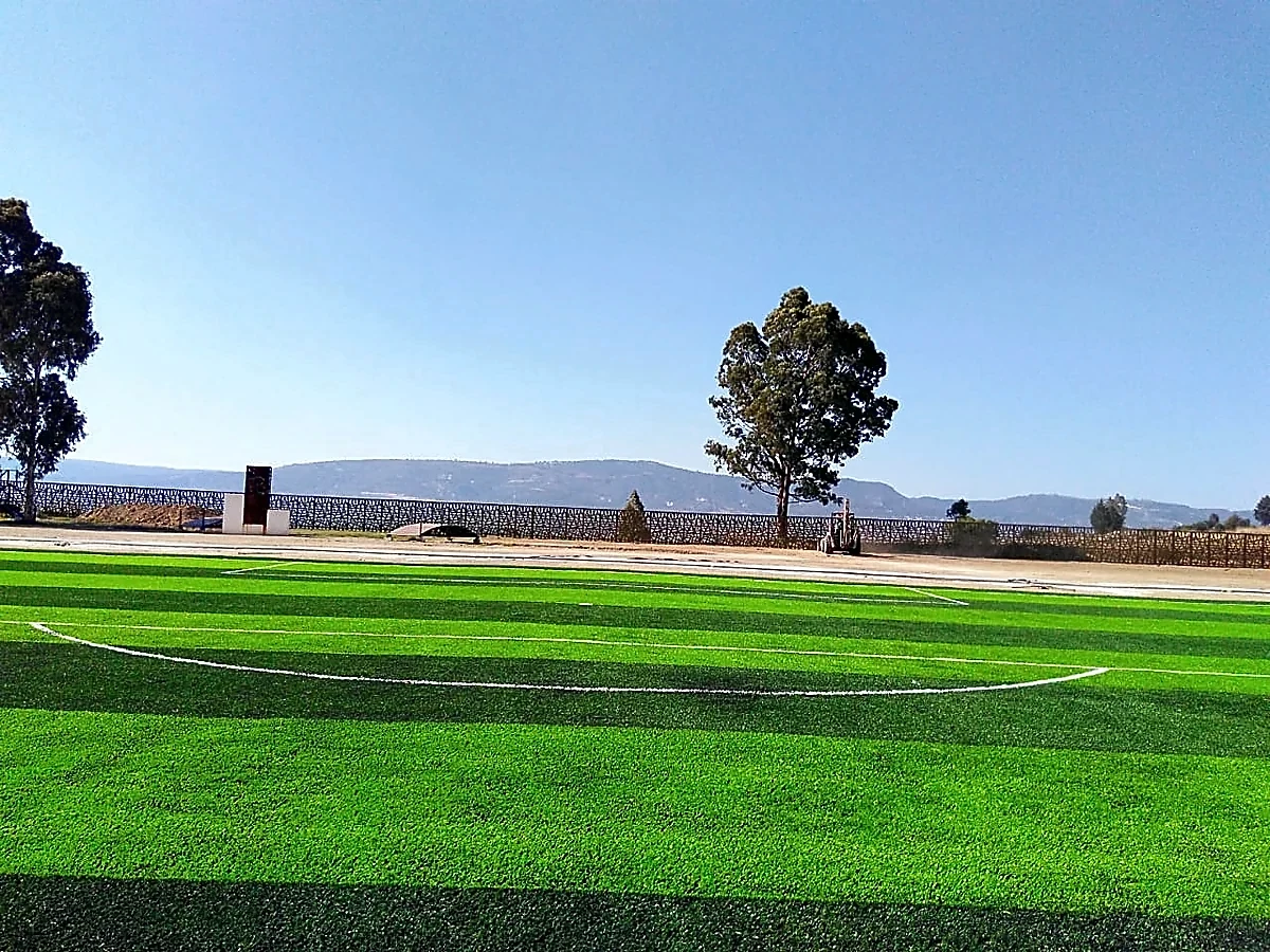 Cancha de fútbol soccer con pasto sintético en Unidad Deportiva Texoloc, Tlaxcala: líneas de juego insertadas en el pasto