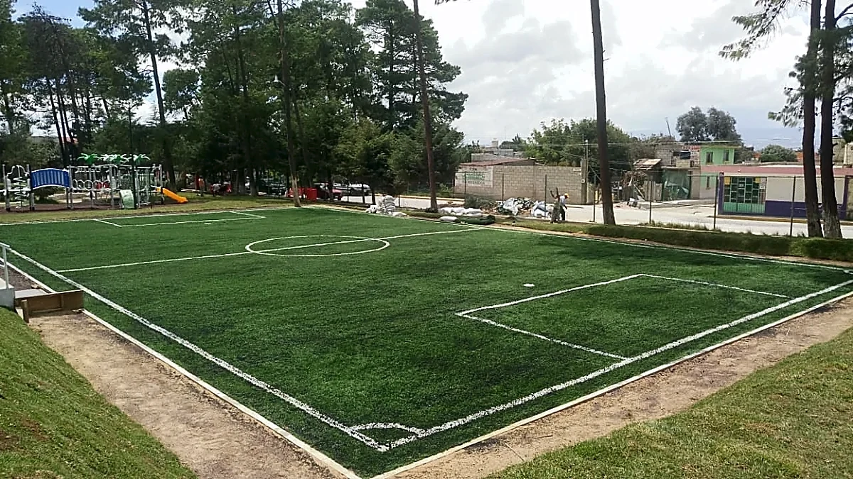 Detalle del pasto sintético de la cancha de fútbol 5 en Perote, Veracruz