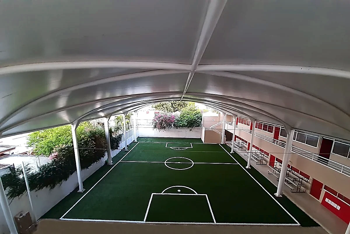 Cancha de fútbol 5 con pasto sintético en Colegio Americano, Poza Rica, Veracruz: otra vista de la cancha