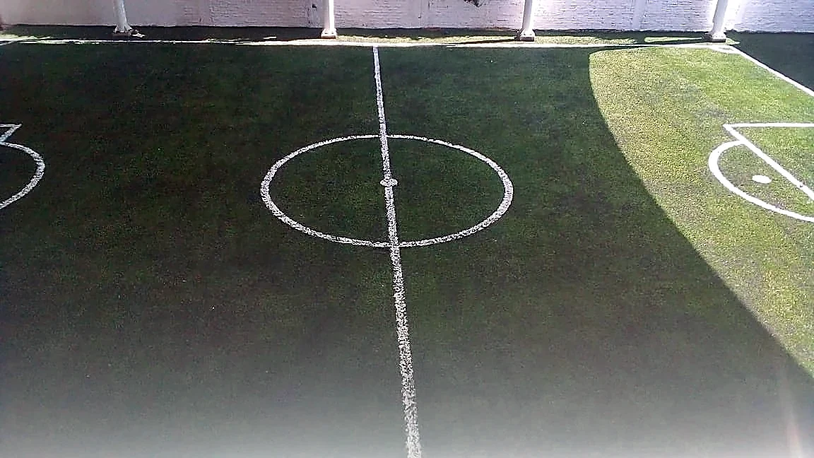 Detalle del pasto sintético de la cancha de fútbol 5 en Poza Rica, Veracruz