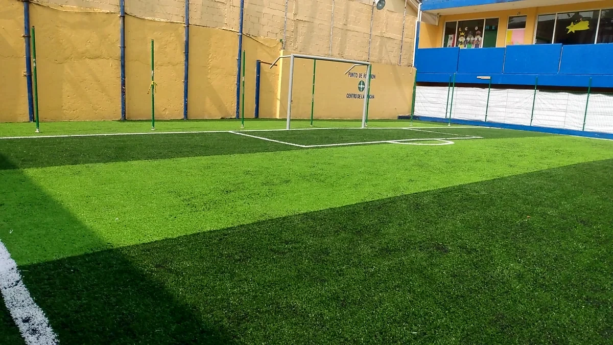 Cancha de fútbol 5 con pasto sintético en Colegio las Américas, Coatzacoalcos, Veracruz: pasto sintético deportivo recién cepillado