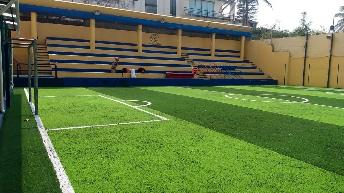 Cancha de fútbol 5 con pasto sintético en Colegio las Américas, Coatzacoalcos, Veracruz: la cancha desdel fondo