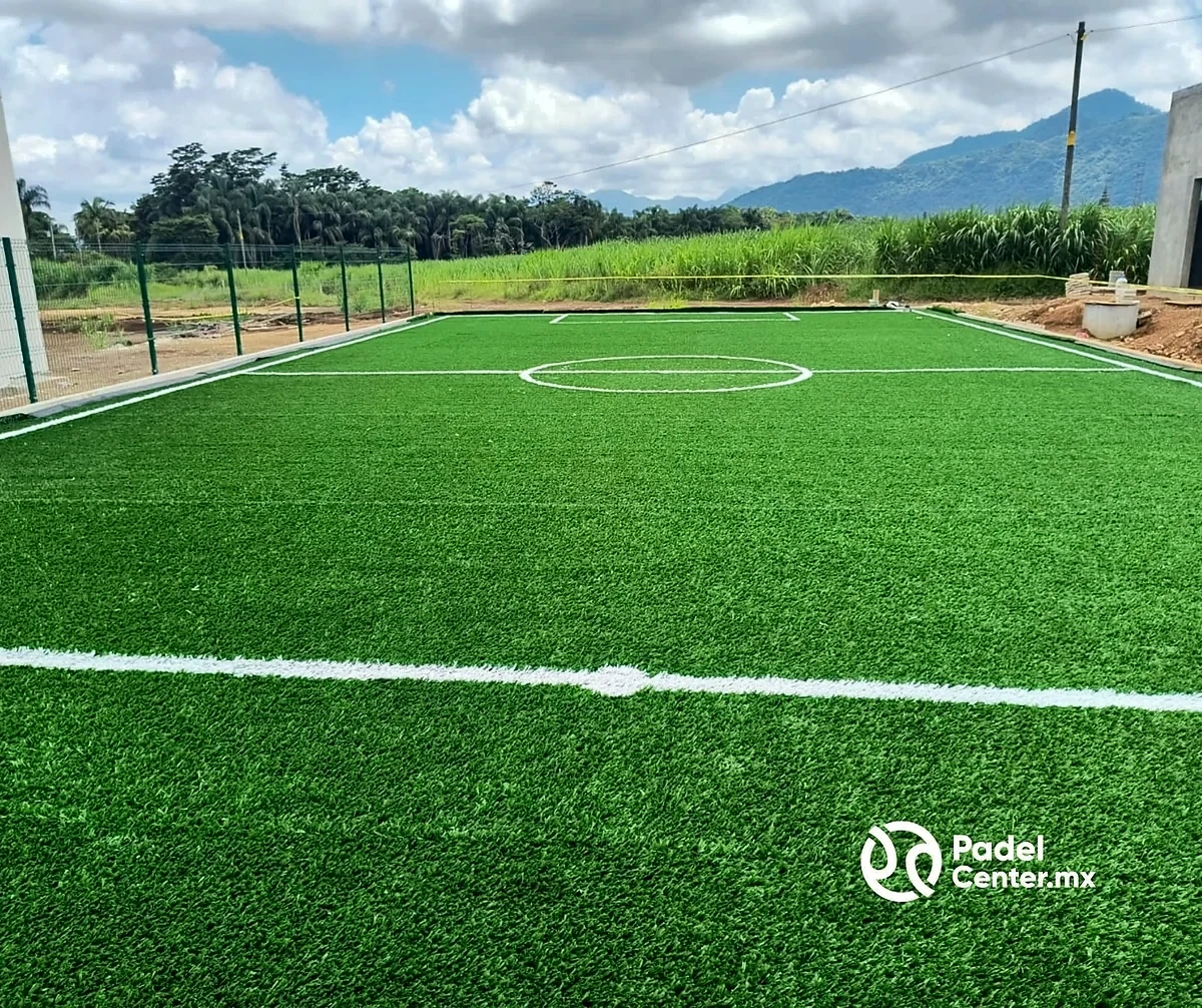 Detalle del pasto sintético de la cancha de fútbol 5 en Córdoba, Veracruz