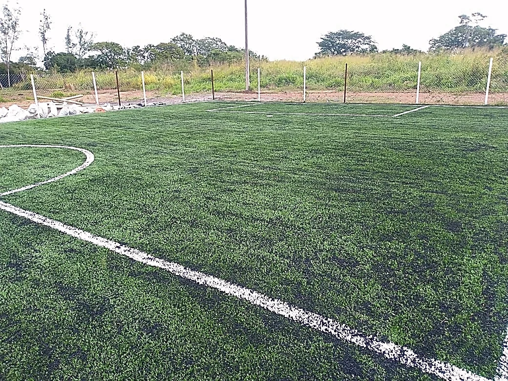 Cancha de fútbol 5 con pasto sintético en Deportivo Fundador MFA, Manlio Fabio Altamirano, Veracruz: la cancha desde la línea lateral