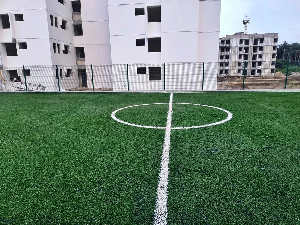 Cancha de fútbol 5 con pasto sintético en Fortin, Veracruz: la cancha desde la línea lateral