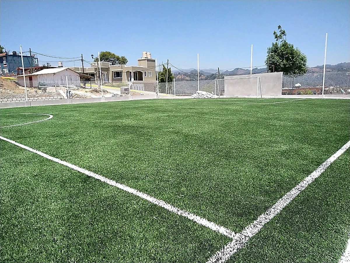 Cancha de fútbol 5 con pasto sintético en Unidad Deportiva Apatlahuac, Veracruz: la cancha desdel fondo