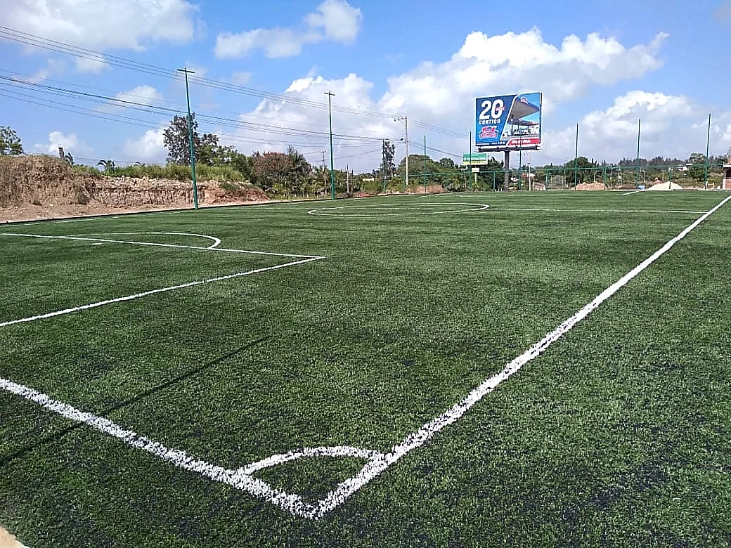 Cancha de fútbol 7 con pasto sintético en Bimbo-Barcel, Xalapa, Veracruz: la cancha desde la línea lateral