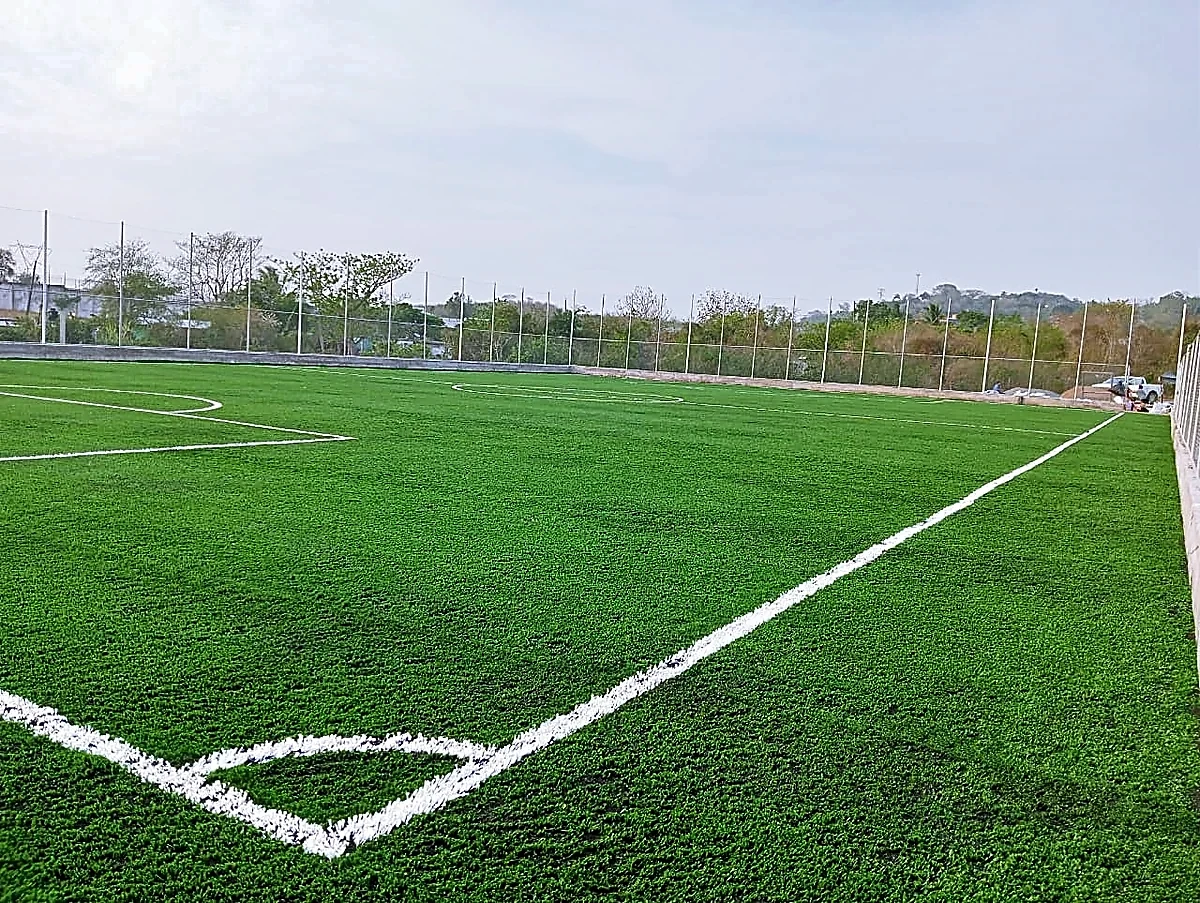 Cancha de fútbol 7 con pasto sintético en Campo Ozuluama, Veracruz: vista de la cancha y su entorno