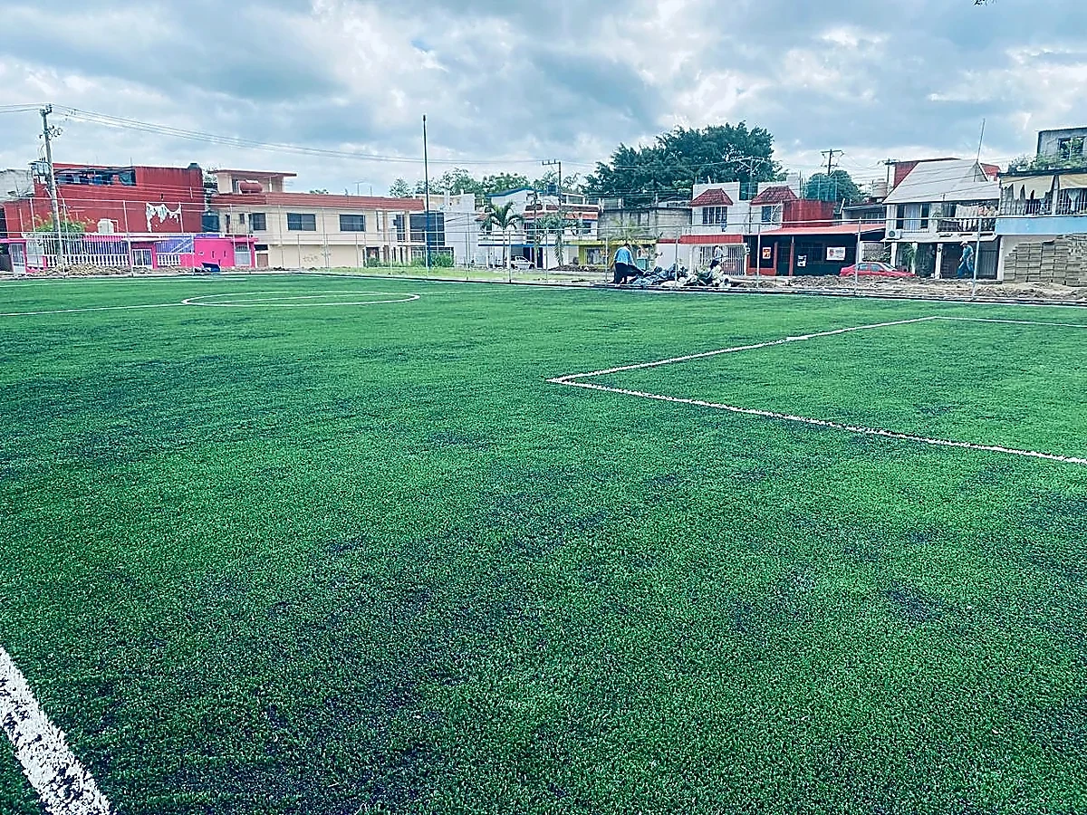 Detalle del pasto sintético de la cancha de fútbol 7 en Martínez de la Torre, Veracruz