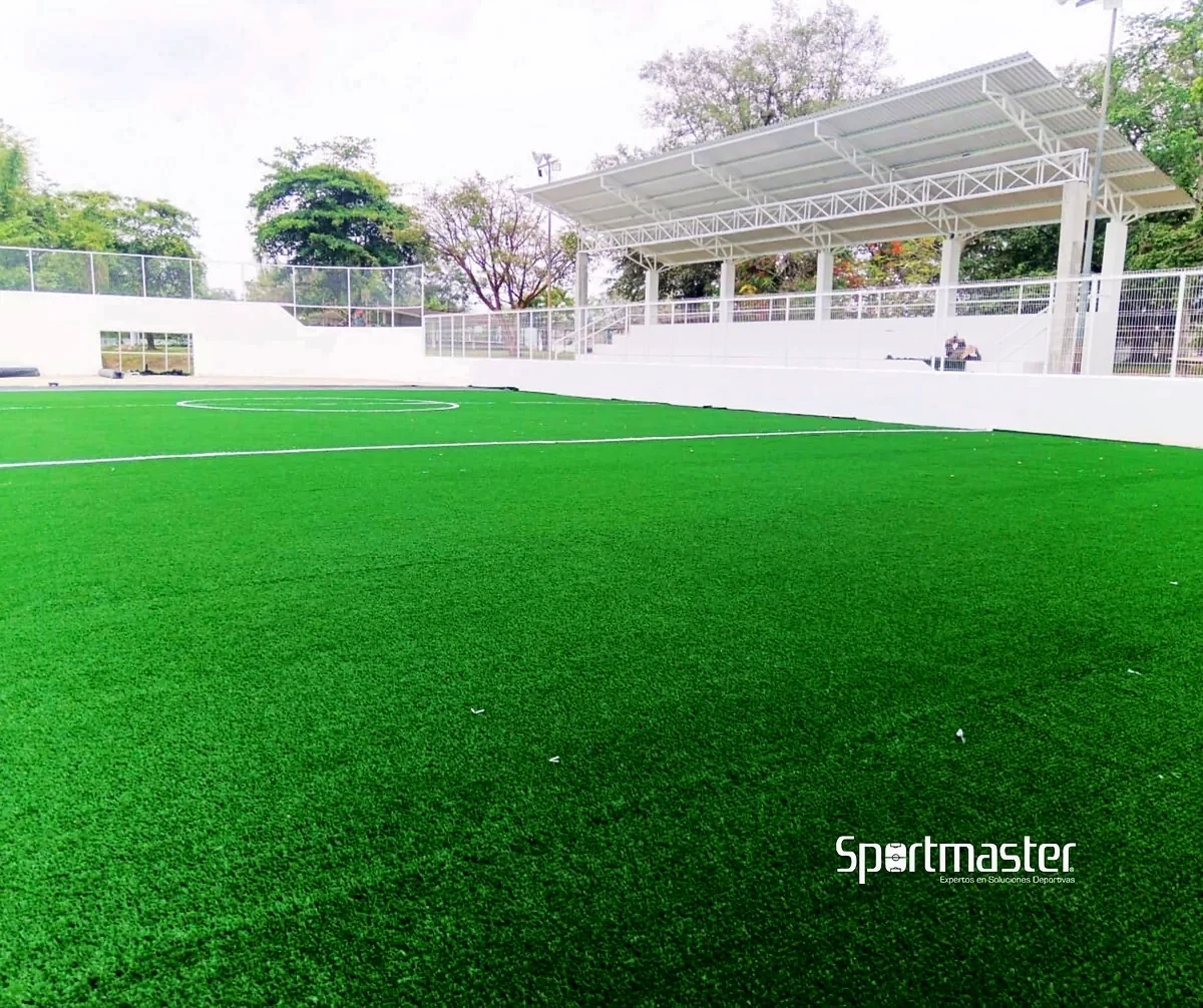 Cancha de fútbol 7 con pasto sintético en Parque Melchor Ocampo, Martínez de la Torre, Veracruz: líneas de juego insertadas en el mismo pasto