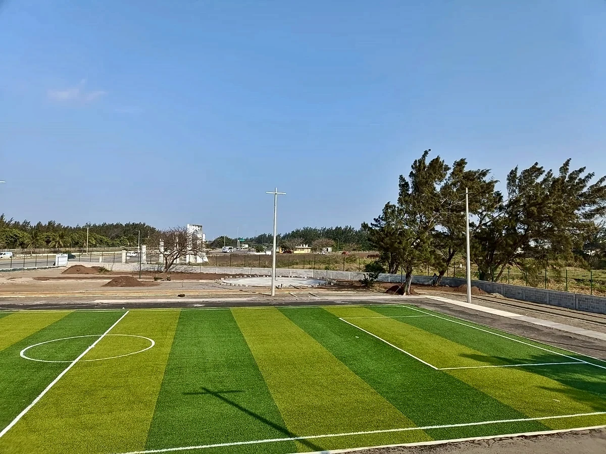 Cancha de fútbol 7 con pasto sintético en Unidad Deportiva la Pineda, Veracruz, Veracruz: líneas de juego insertadas en el mismo pasto