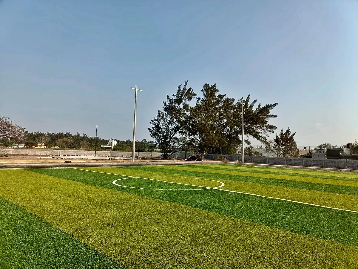 Cancha de fútbol 7 con pasto sintético en Unidad Deportiva la Pineda, Veracruz, Veracruz: la cancha desde la línea lateral