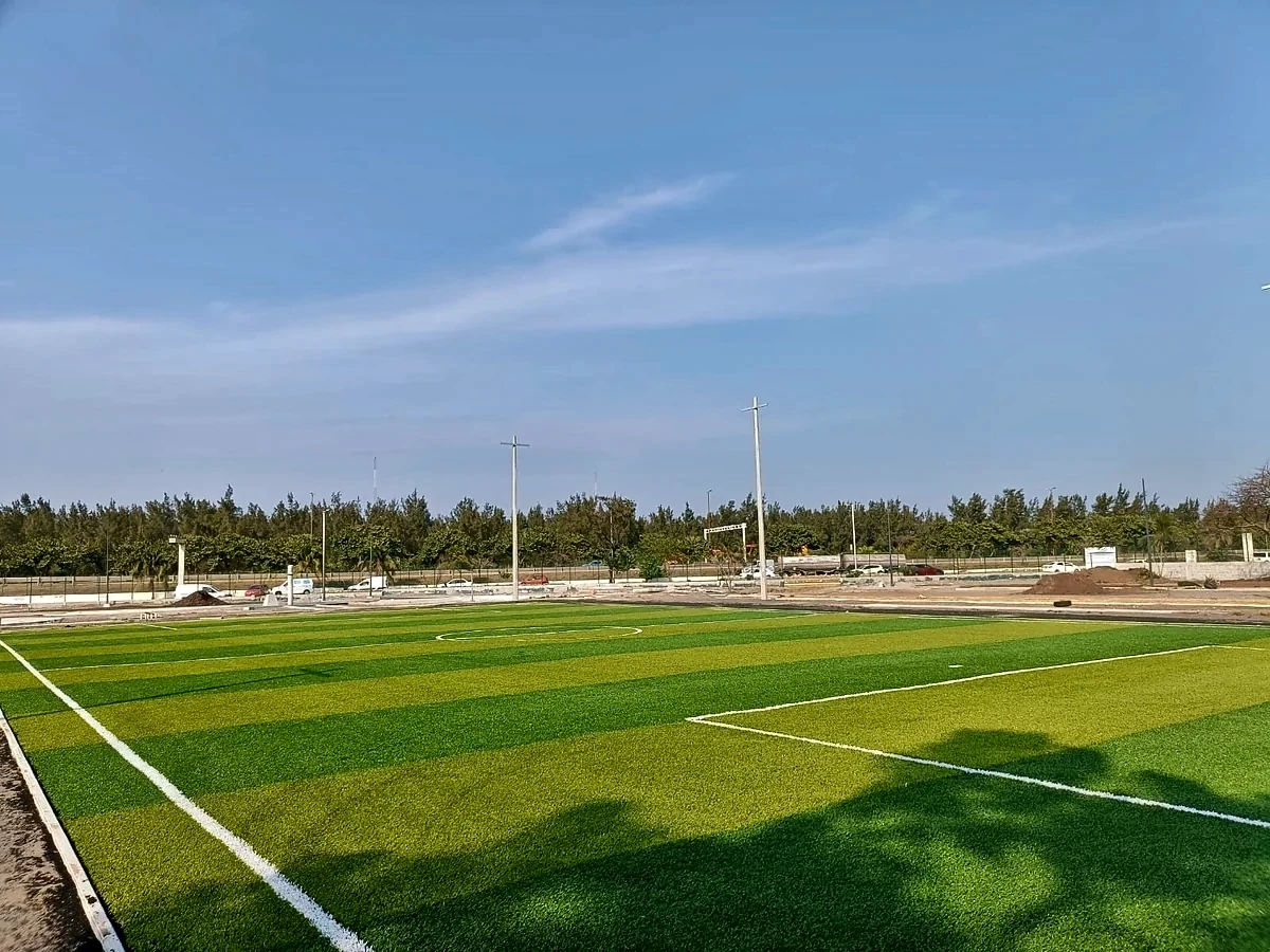 Cancha de fútbol 7 con pasto sintético en Unidad Deportiva la Pineda, Veracruz, Veracruz: otra vista de la cancha de fútbol 7
