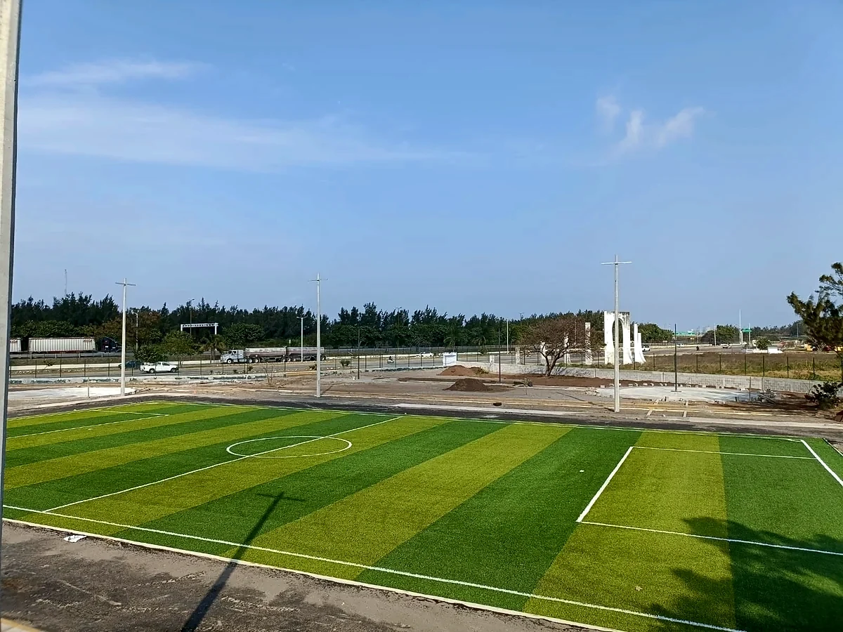 Detalle del pasto sintético de la cancha de fútbol 7 en Veracruz, Veracruz