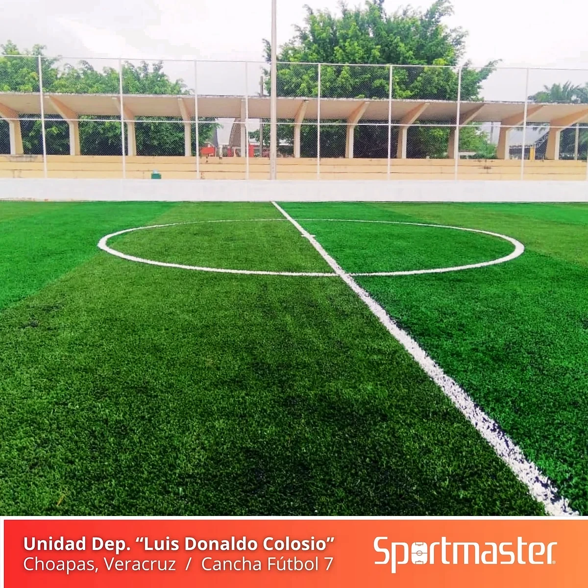 Cancha de fútbol 7 con pasto sintético en Unidad Deportiva Luis Donaldo Colosio, Las Choapas, Veracruz: la cancha desde la línea lateral