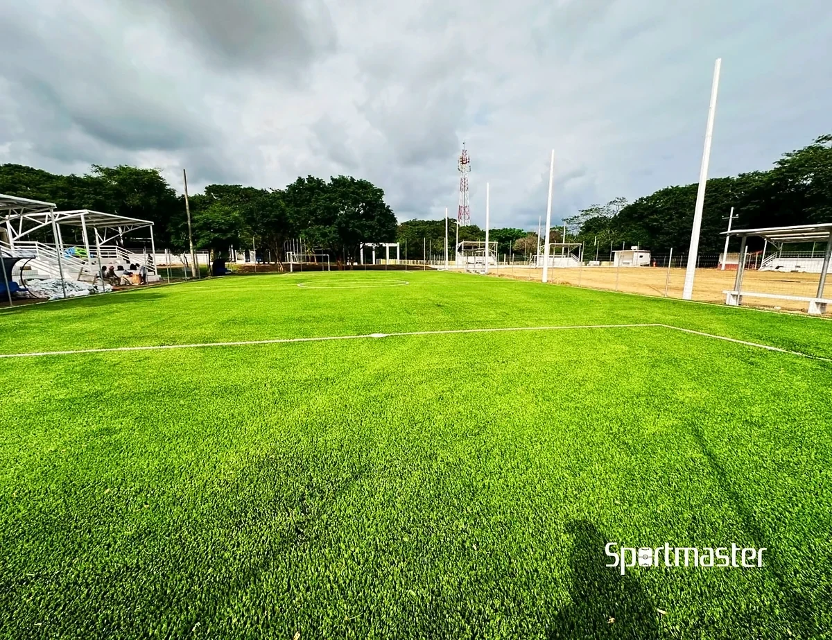 Cancha de fútbol 7 con pasto sintético en Unidad Deportiva Satelta, Coatzacoalcos, Veracruz: la cancha desde la línea lateral