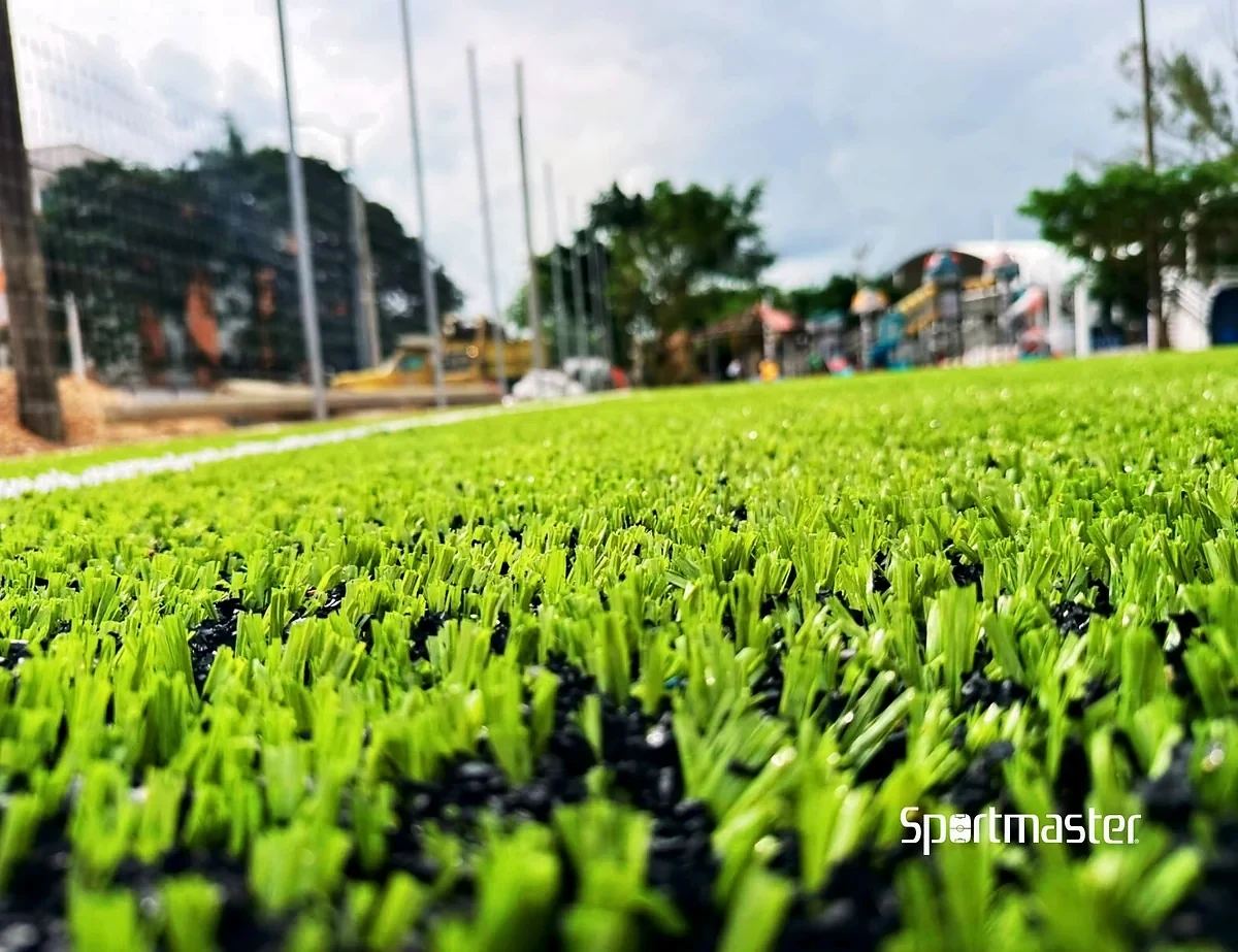 Detalle del pasto sintético de la cancha de fútbol 7 en Coatzacoalcos, Veracruz
