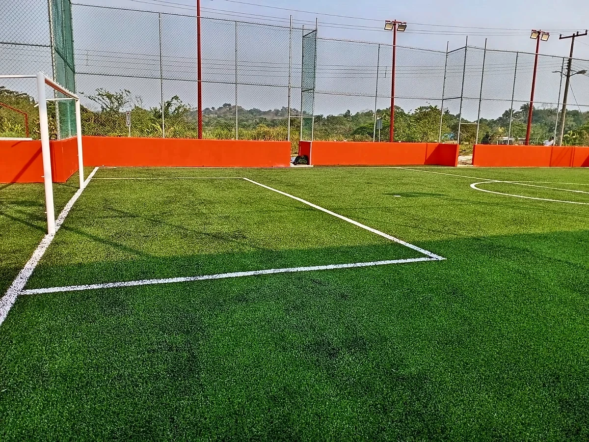 Cancha de fútbol rápido con pasto sintético en Cancha Localidad Tlalcuilolapan, Veracruz: la cancha desdel fondo
