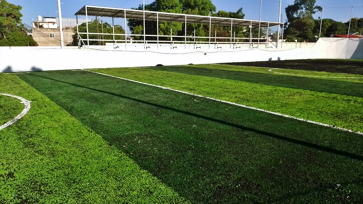 Detalle del pasto sintético de la cancha de fútbol rápido en Poza Rica, Veracruz
