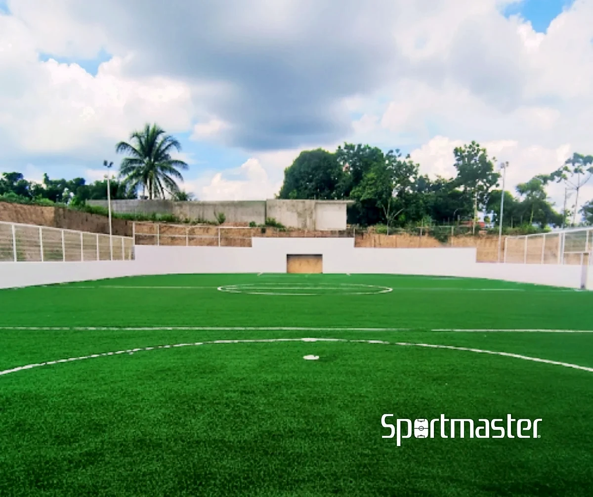 Cancha de fútbol rápido con pasto sintético en Martínez de la Torre, Veracruz: la cancha desde la línea lateral