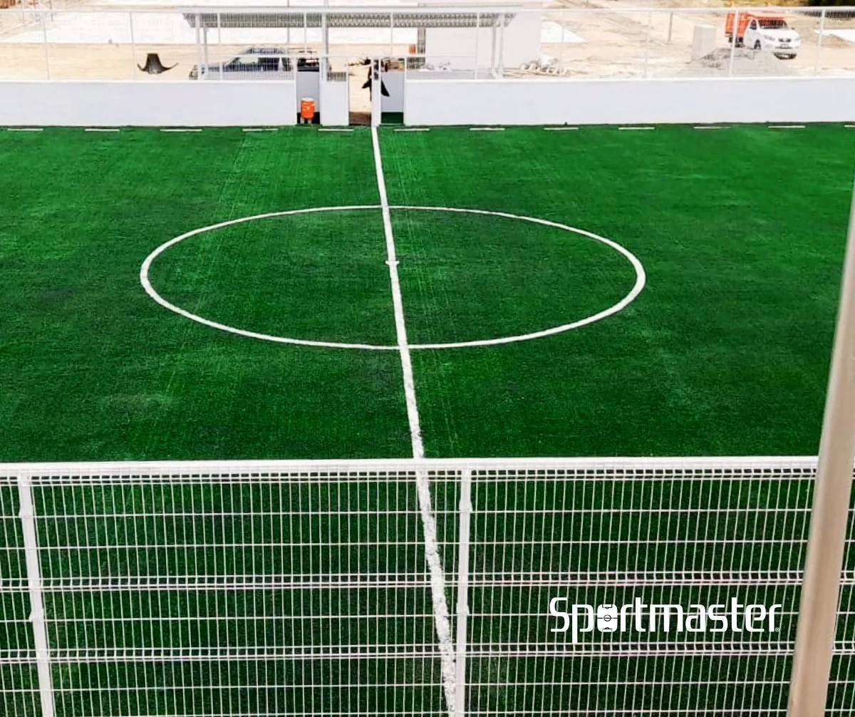 Detalle del pasto sintético de la cancha de fútbol rápido en Martínez de la Torre, Veracruz