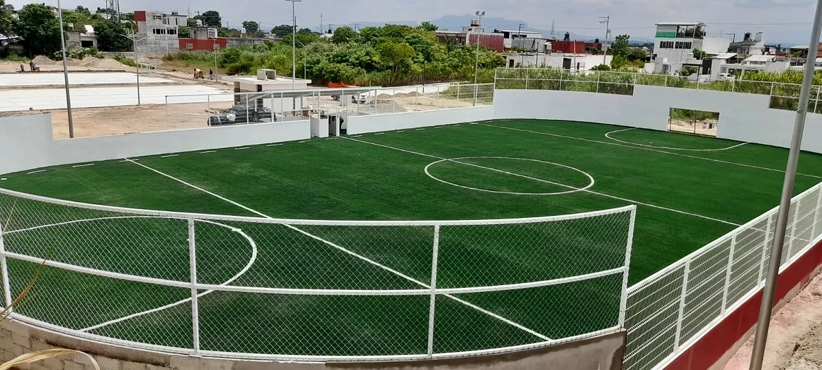 Cancha de fútbol rápido con pasto sintético en Mtz de la Torre, Martínez de la Torre, Veracruz: líneas de juego insertadas en el pasto