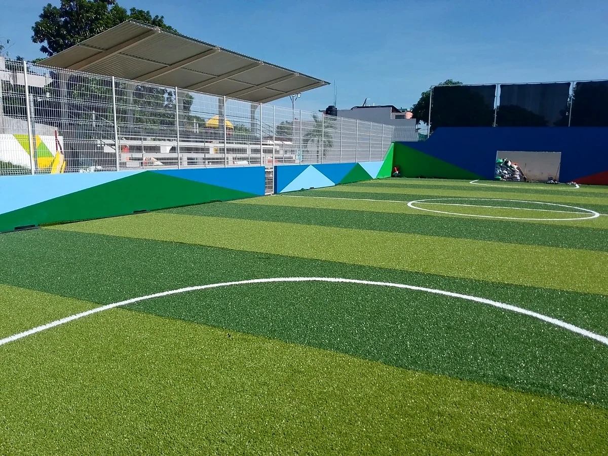 Cancha de fútbol rápido con pasto sintético en Parque Manuel Alberto Ferrer, Tlapacoyan