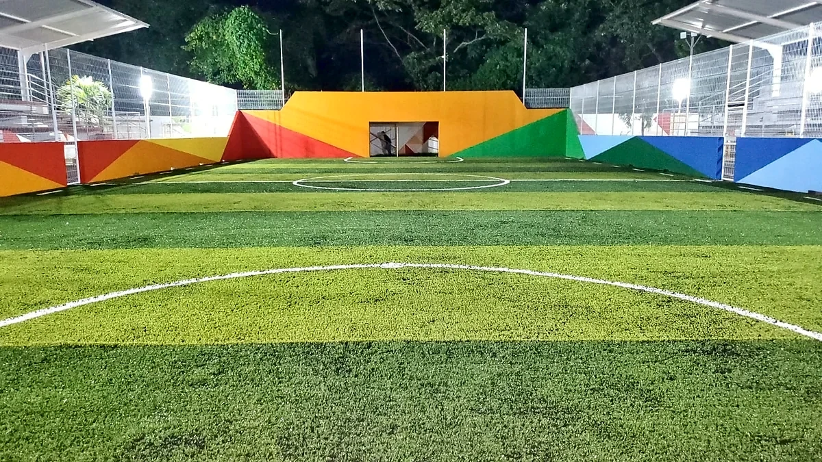 Cancha de fútbol rápido con pasto sintético en Parque Manuel Alberto Ferrer, Tlapacoyan, Veracruz: la cancha desde la línea lateral
