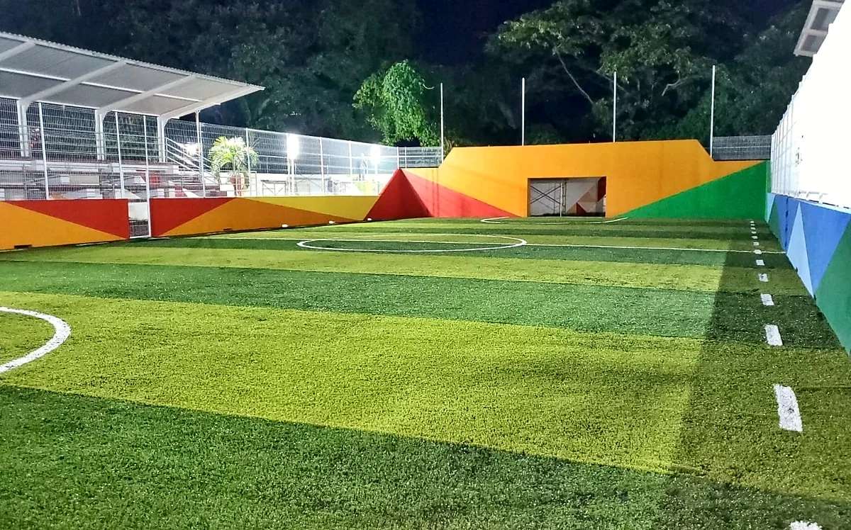 Cancha de fútbol rápido con pasto sintético en Parque Manuel Alberto Ferrer, Tlapacoyan, Veracruz: pasto sintético deportivo recién cepillado