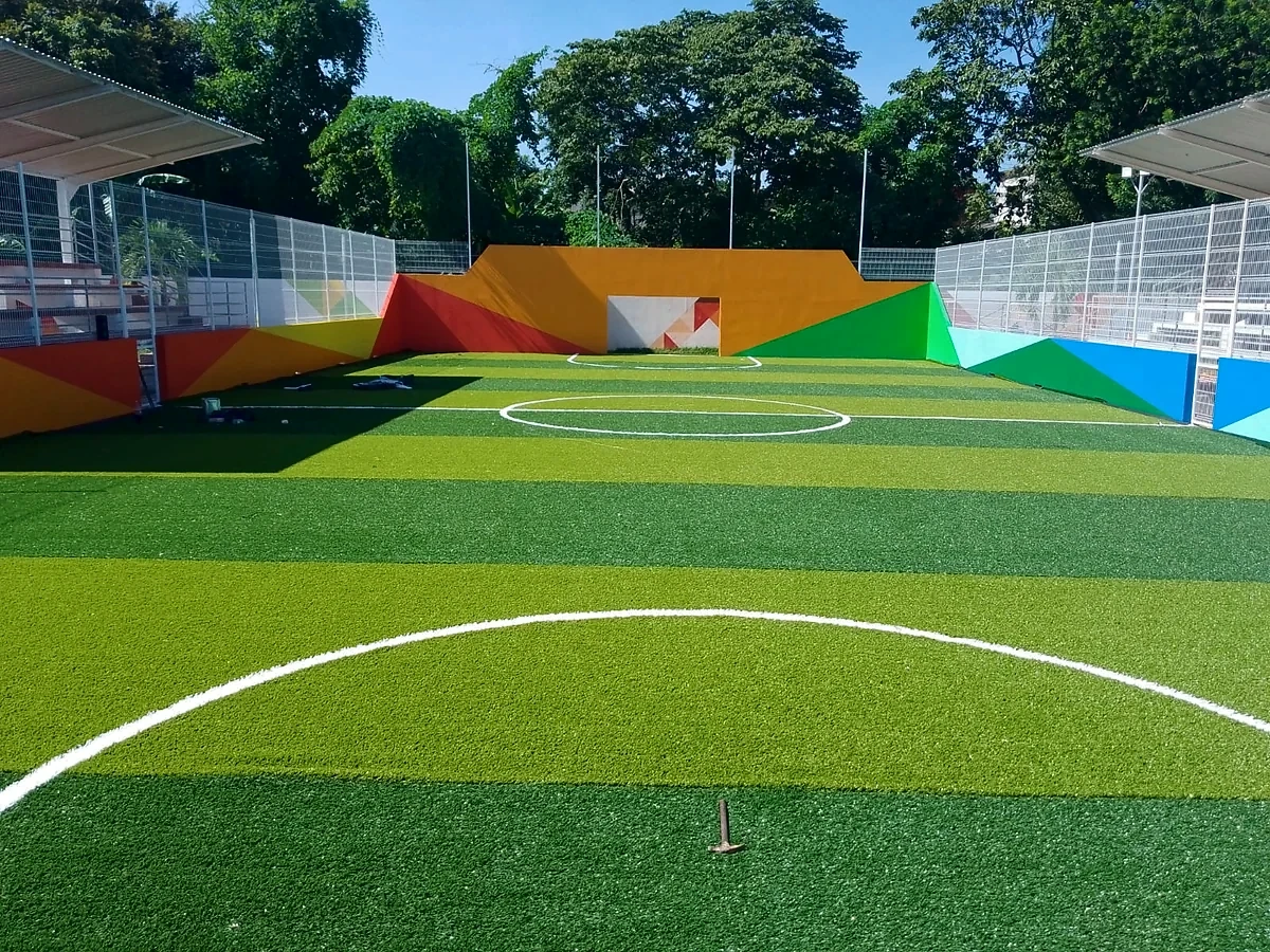 Detalle del pasto sintético de la cancha de fútbol rápido en Tlapacoyan, Veracruz