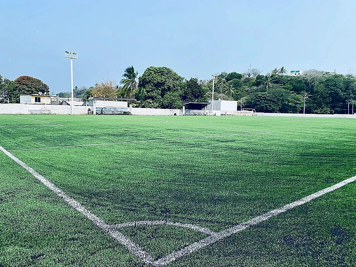 Cancha de fútbol soccer con pasto sintético en Alvarado, Veracruz: otra vista de la cancha