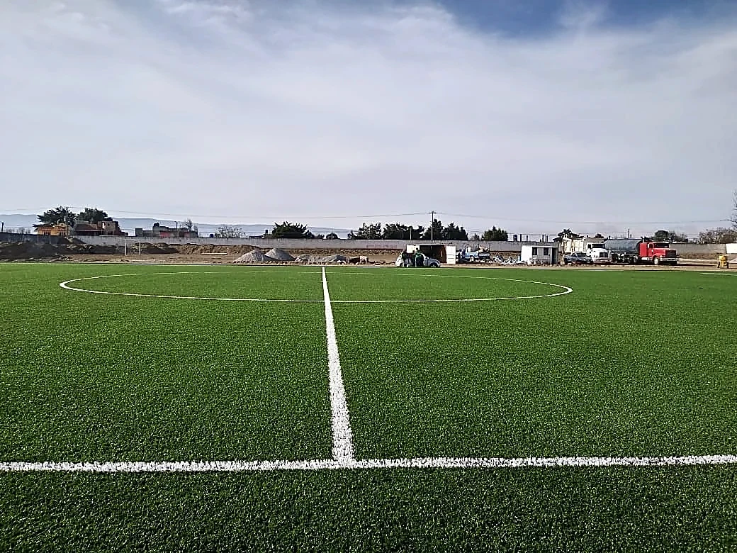 Cancha de fútbol soccer con pasto sintético en Perote, Veracruz: la cancha desde la línea lateral