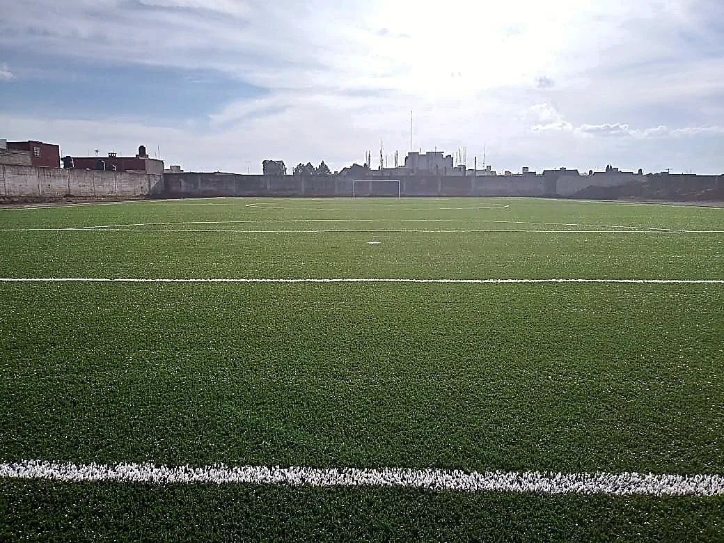 Cancha de fútbol soccer con pasto sintético en Perote, Veracruz: otra vista de la cancha