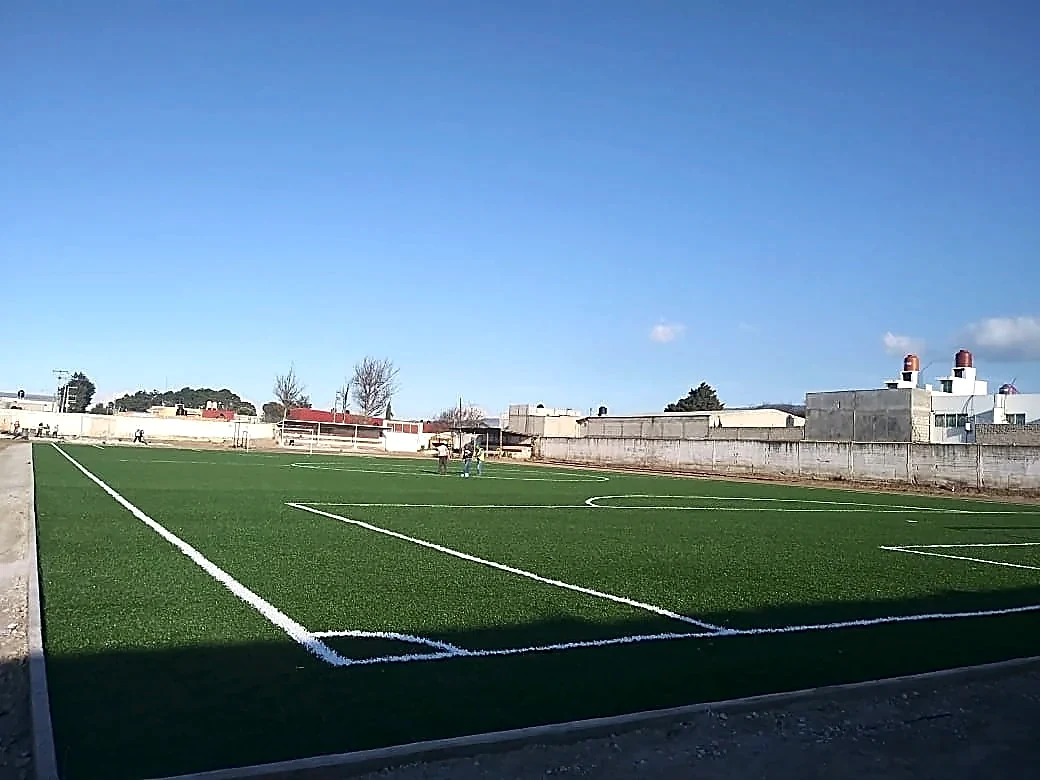 Cancha de fútbol soccer con pasto sintético en Perote, Veracruz: pasto sintético deportivo recién cepillado