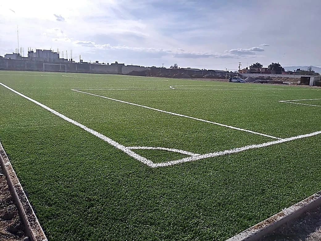 Cancha de fútbol soccer con pasto sintético en Perote, Veracruz: la cancha desdel fondo