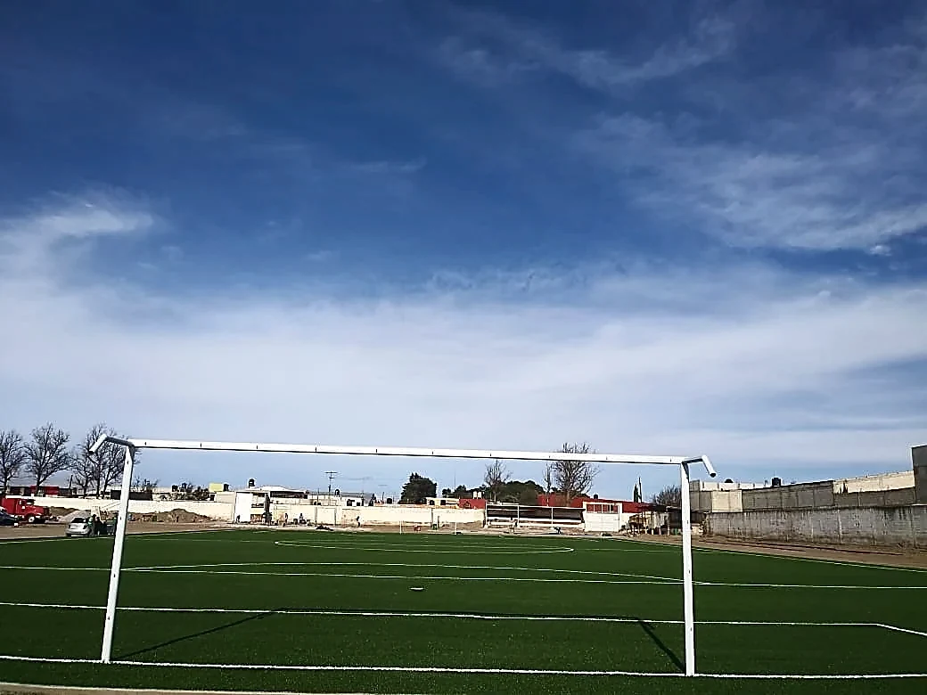 Cancha de fútbol soccer con pasto sintético en Perote, Veracruz: vista de la cancha y su entorno