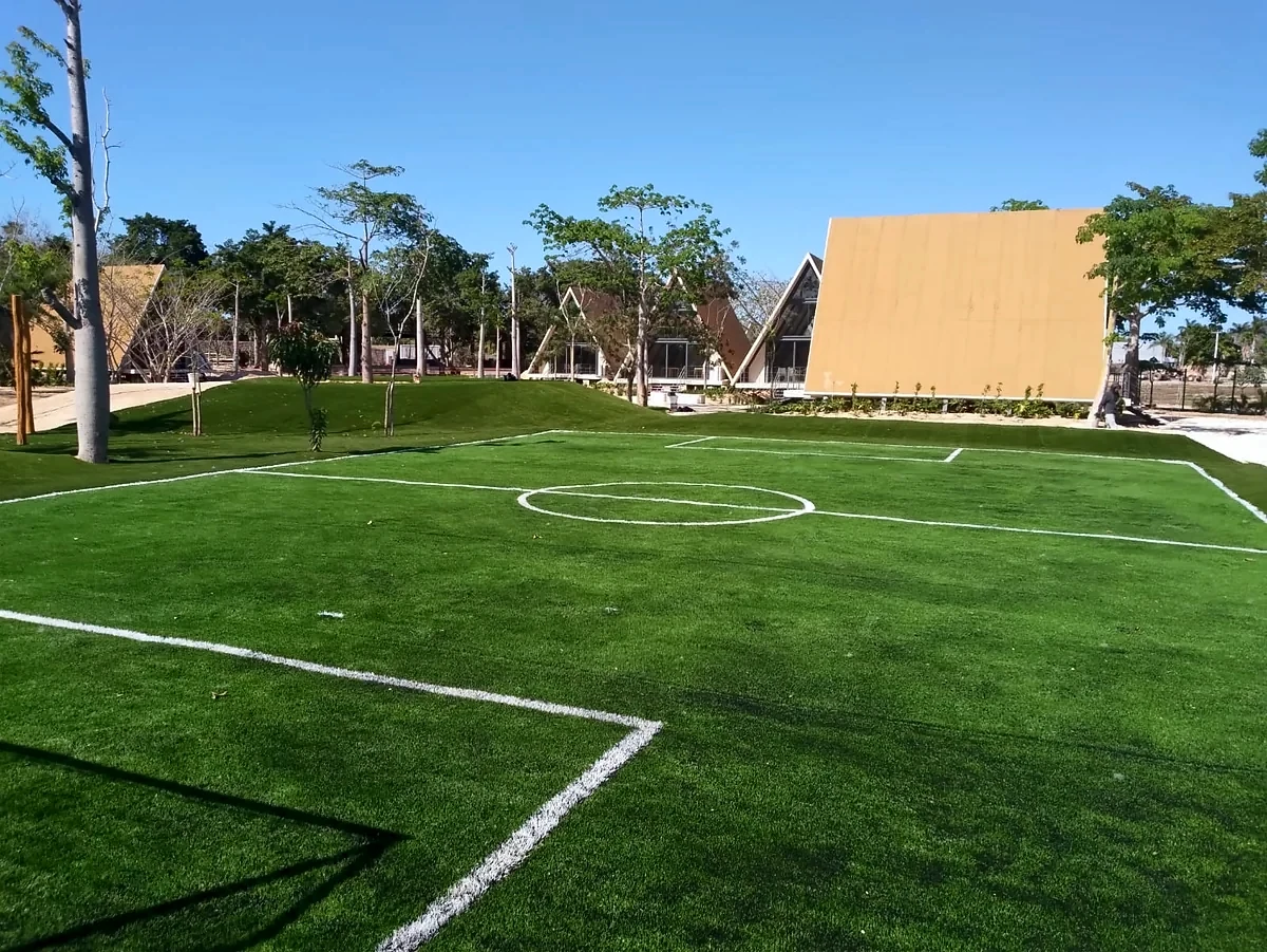 Cancha de fútbol 5 con pasto sintético en Hacienda Chichi Suárez, Mérida