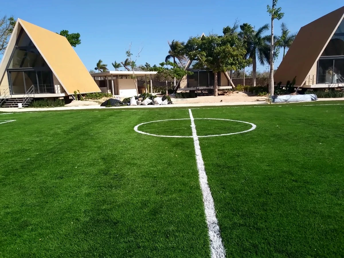 Cancha de fútbol 5 con pasto sintético en Hacienda Chichi Suárez, Mérida, Yucatán: líneas insertadas en el pasto sintético