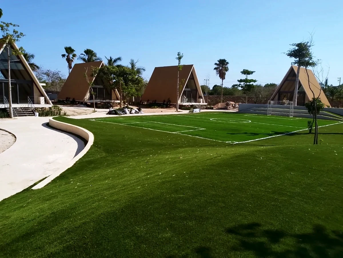 Cancha de fútbol 5 con pasto sintético en Hacienda Chichi Suárez, Mérida, Yucatán: otra vista de la cancha