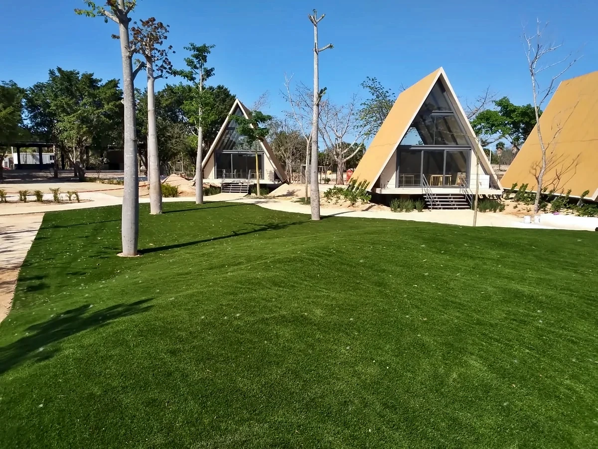 Cancha de fútbol 5 con pasto sintético en Hacienda Chichi Suárez, Mérida, Yucatán: pasto sintético deportivo recién cepillado