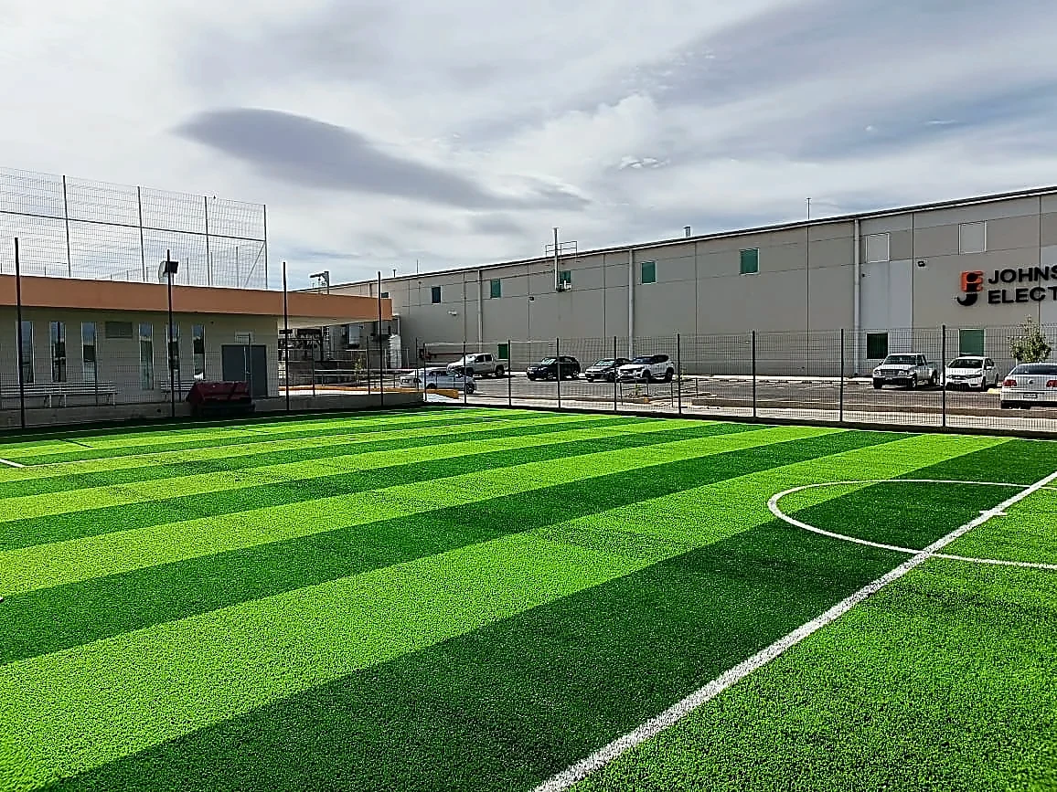 Cancha de fútbol 7 con pasto sintético en ACAT, Calera, Zacatecas: la cancha desde la línea lateral
