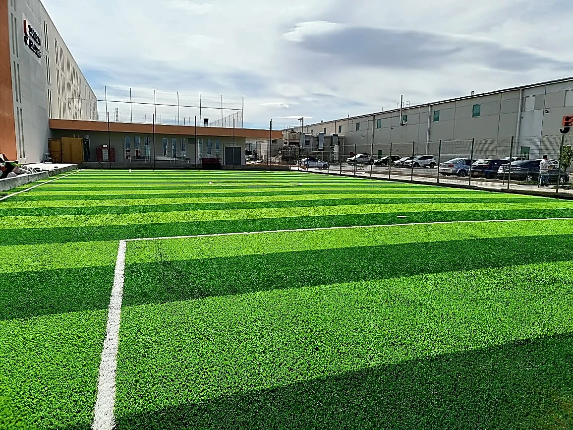 Cancha de fútbol 7 con pasto sintético en ACAT, Calera, Zacatecas: la cancha desdel fondo