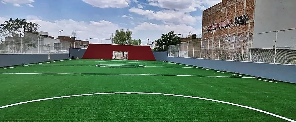 Cancha de fútbol rápido con pasto sintético en Guadalupe, Zacatecas: líneas de juego insertadas en el pasto