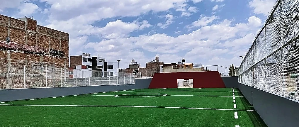 Cancha de fútbol rápido con pasto sintético en Guadalupe, Zacatecas: la cancha desde la línea lateral