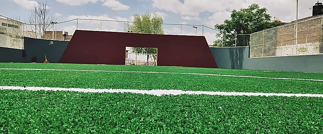 Detalle del pasto sintético de la cancha de fútbol rápido en Guadalupe, Zacatecas